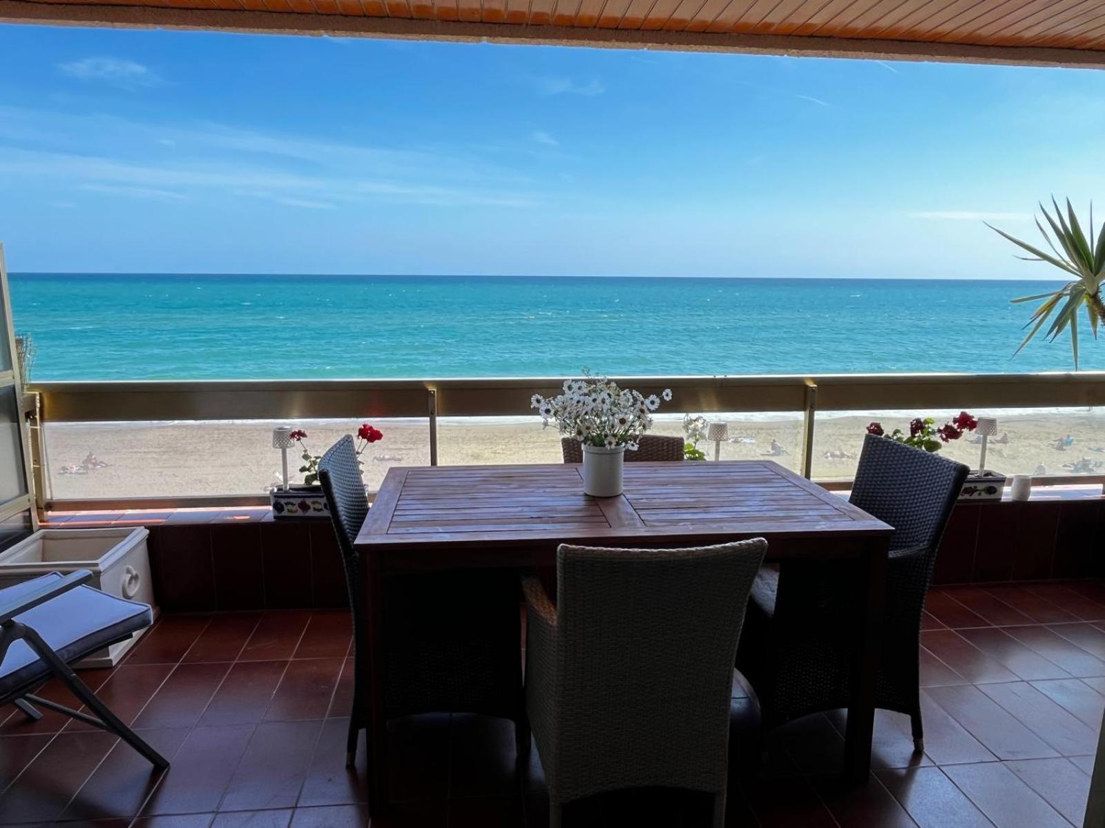 Acogedor Y Amplio Apartamento Familiar A Pie De Playa Calafell Esterno foto